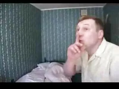 闷热的金发少女在家里骑着厚厚的鸡巴