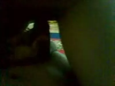 游艇船长在旅途中满足瘦小可爱