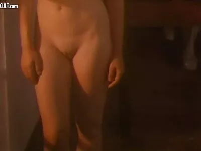 女孩赤身裸体，所以它在男人的包里