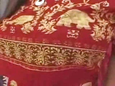肌肉男注意到一个黑人荡妇，把她带回家他妈的