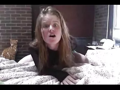 黑发熟女加入她继女的性感时光