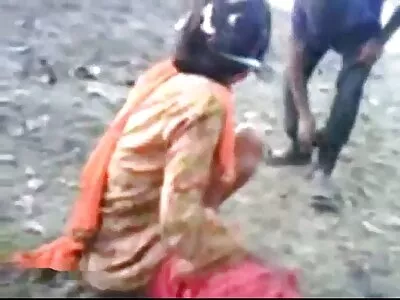 黑发青少年宝贝在床上被猛烈撞击