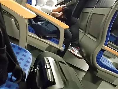 惊人的黑发在卧室里收到大鸡巴