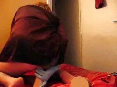 男性允许他的妻子在网络摄像头上被另一个男人性交