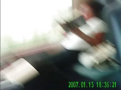 漂亮的黑发女孩吮吸一个卑鄙的啄木鸟