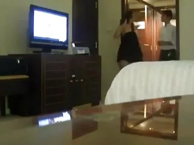 自然奶的女孩给口交并心甘情愿地骑公鸡