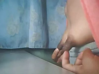 微小的拉丁宝贝拧在沙发上，特别隆起