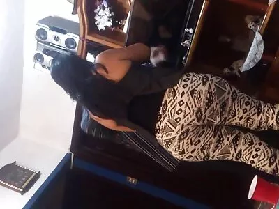 Slim Latina 总是让他无聊的卧室热气腾腾