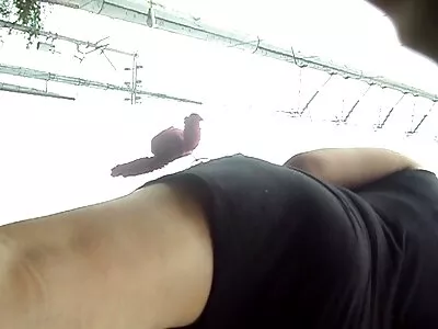身材惊人的黑发女郎在沙发上做爱